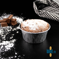 Moule aluminium jetable contenant un gâteau au chocolat décoré de sucre glace