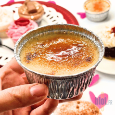 Crème brûlée servie dans un godet aluminium jetable tenue en main