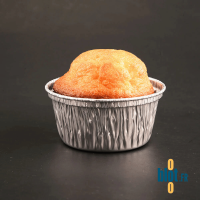 Godet aluminium rempli de gâteau cuit présenté en gros plan