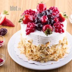 Gâteau aux fruits rouges sur rond festonné blanc – support rigide pour présentation élégante en pâtisserie