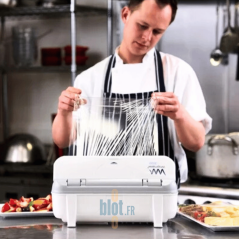 Chef utilisant le Wrapmaster 3000 – dérouleur film étirable professionnel en cuisine