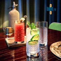 Verres Mixology Texture Luigi Bormioli sur table de bar – présentation cocktail professionnel