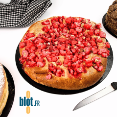 Brioche aux pralines posée sur un rond carton noir.