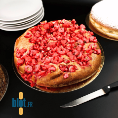 Brioche aux pralines posée sur un rond carton or 36 cm.