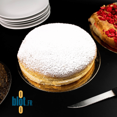 Gâteau posé sur un rond carton or 40 cm en présentation vitrine.