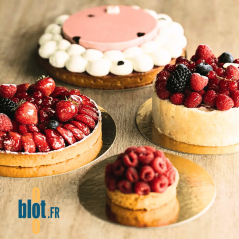 Assortiment de tartes aux fruits posées sur des ronds carton or 40 cm.