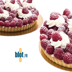 Tarte aux framboises déposée sur un rond carton or 40 cm.