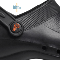 Zoom sur la bride latérale et la matière du sabot EVA noir T45.