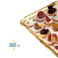Plateau traiteur or 19×28 garni de mignardises pâtissières pour buffet et réception.