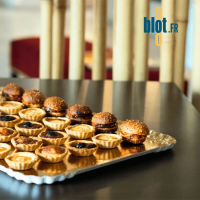 Lot de plateaux traiteur carton rigide or 28×42 pour professionnels de la restauration.