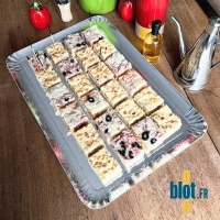 Plateau traiteur argent 19×28 garni de bouchées apéritives pour cocktail et réception.