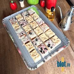 Plateau traiteur argent 28×42 garni de bouchées apéritives pour cocktail et réception.