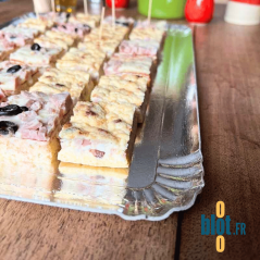 Plateau carton argenté 32×42 cm avec bouchées salées pour service traiteur et buffet froid.