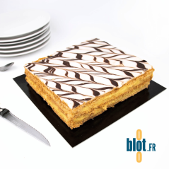 Support gâteau carré or noir 14×14 cm avec millefeuille en présentation pâtisserie.