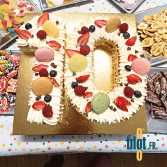 Présentation d’un gâteau chiffre sur support carton carré or 18x18 cm, maintien stable pour pâtisserie événementielle.