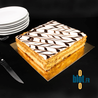 Pâtisserie feuilletée ou entremets individuel présenté sur carton or 22x22 cm, rigidité adaptée au transport.