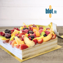 Gâteau fruité ou crèmeux disposé sur support pâtissier carré or 22x22 cm, base propre et régulière.