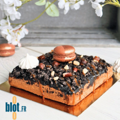 Dessert gourmand présenté sur carton pâtissier or 22x22 cm, format intermédiaire idéal pour vitrines et commandes.