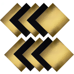 Ensemble de cartons pâtissiers carrés or et noir 24x24 cm empilés montrant la double face utilisable.