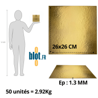Comparaison d’échelle du carré carton pâtissier 26x26 cm présenté en main pour visualiser le format réel.