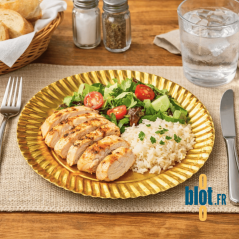 Assiette jetable en carton or Ø12,5 cm utilisée pour une portion de plat salé lors d’un repas.