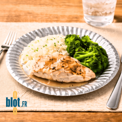 Assiette en carton argent Ø12,5 cm utilisée pour buffet, réception ou présentation traiteur professionnelle