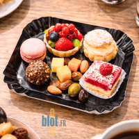 Mini assiette carrée noire en carton pour présentation de mignardises sucrées