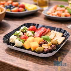 Mini assiette carrée noire en carton sur buffet traiteur professionnel