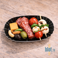 Mini plateau ovale noir en carton avec assortiments apéritifs traiteur