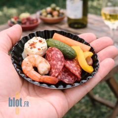 Mini assiette ronde carton noire Ø8,8 cm tenue en main avec assortiment apéritif pour cocktail événementiel