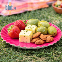 Mini assiette fuchsia ronde Ø8,8 cm avec assortiment apéritif fruits secs et fromage en extérieur