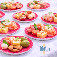 Présentation multiple de mini assiettes fuchsia Ø8,8 cm garnies pour buffet traiteur