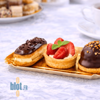 Mini assiette rectangle dorée utilisée pour présenter trois mignardises pâtissières alignées.