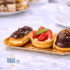 Mini assiette rectangle dorée utilisée pour présenter trois mignardises pâtissières alignées.