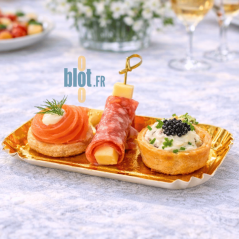 Mini assiette rectangle dorée garnie de bouchées salées présentées sur nappe blanche.