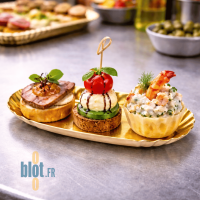 Mini assiette ovale or utilisée pour présentation de bouchées apéritives en service professionnel