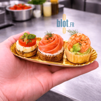 Mini assiette ovale carton or tenue en main avec amuse-bouches pour cocktail événementiel