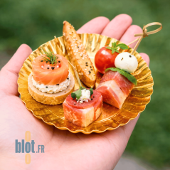 Mini assiette ronde or Ø8,8 cm tenue en main avec assortiment de bouchées cocktail