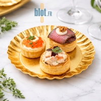 Mini assiette ronde carton or utilisée pour présentation de mignardises en réception événementielle