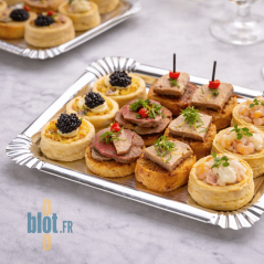 Ravier rectangulaire argent utilisé pour assortiments de bouchées lors d’un buffet professionnel