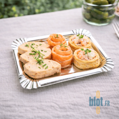 Plateau ravier carton argent 10 x 16 cm avec mignardises salées en réception traiteur