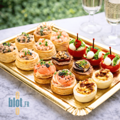 Ravier rectangulaire or utilisé pour présentation d’assortiments traiteur sur buffet professionnel