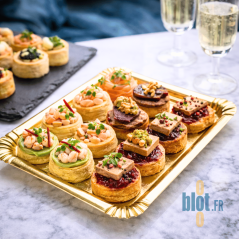 Plateau ravier carton or 13 x 20 cm avec bouchées salées en réception événementielle