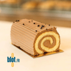 Bûche pâtissière chocolat posée sur semelle or, présentation professionnelle sur fond clair.