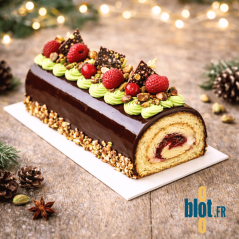 Présentation bûche pâtissière sur semelle blanche rectangulaire en situation festive.