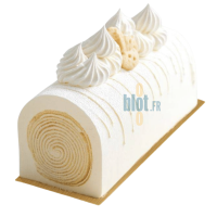 Dessert roulé blanc présenté sur semelle or, vue isolée avec support visible sur fond neutre.
