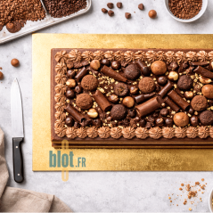 Plaque pâtisserie carton or noir 40x60 cm vue dessus avec dessert rectangulaire