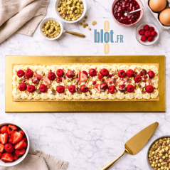 Support dessert long carton rigide or noir 20x60 cm en situation traiteur