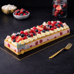 Support dessert long carton rigide or noir 20x60 cm en situation traiteur pro