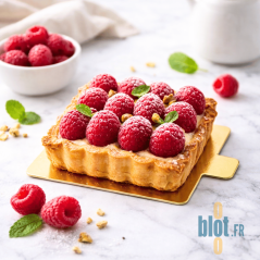 Support carré carton or noir avec tartelette framboise en vitrine professionnelle